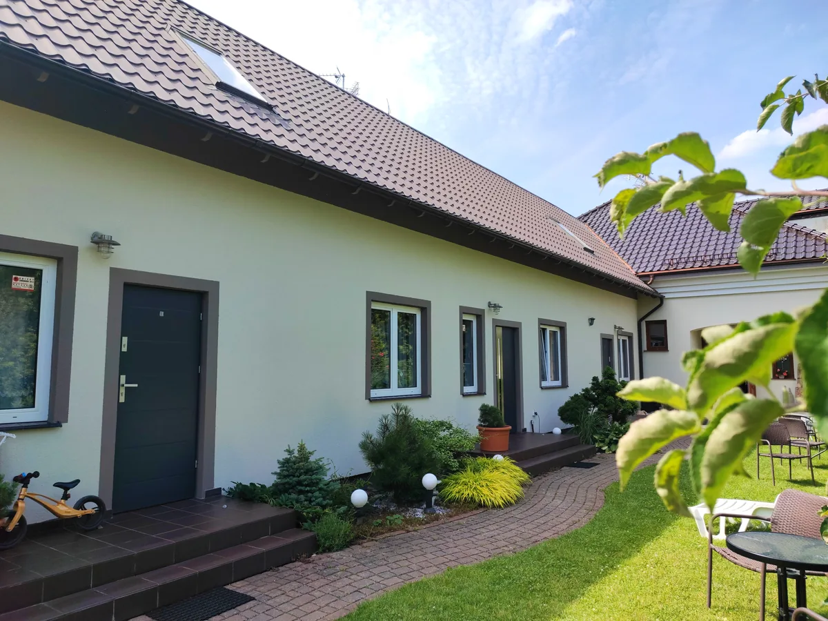Wejścia do pokoi otoczone żywopłotem i lawendą